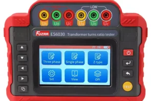 ES6030变压器变比测试仪采用微处理机技术进行测量计算和自动化控制，可快速简便的测量变压器的实际变比和组别。主要用于电力行业测量变压器变比和组别，同时用于变压器厂家和经销商测量变压器各项参数。 ES6030变压器变比测试仪由主机、监控软件、测试线、通讯线等组成。主机具有充电功能无需现场找电、全彩大屏LCD显示，语种可选择中文或英语，一目了然，触屏操作方便易用，端口防过载功能，大容量存储500组数据。上位机软件具有历史数据读取、查阅、保存等功能。